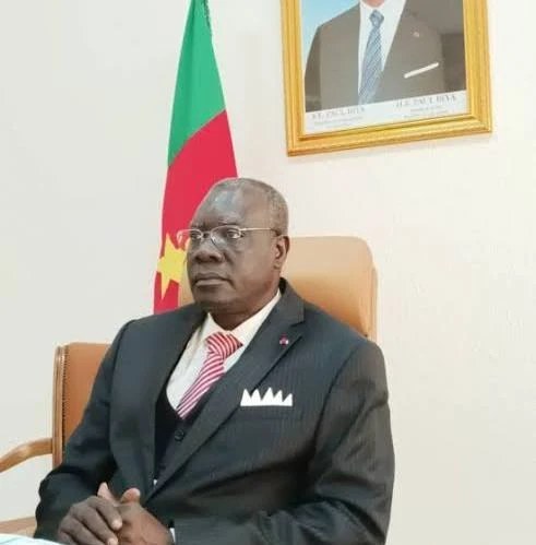 Le Ministre dans son bureau au siège du MINEFOP à Yaoundé